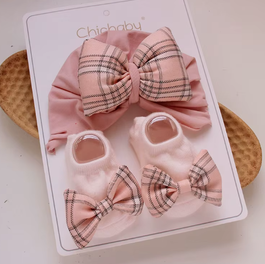 Baby hat and socks set